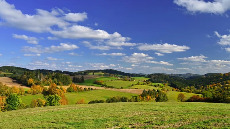 RADAR: Pestré počasí rozdělí Česko. Teploty se budou pohybovat od 4 do 17 stupňů