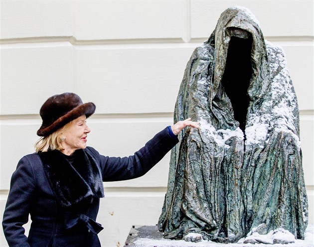 Zmizela socha, která u Stavovského divadla budila rozpaky. Vytvořila ji žačka Dalího