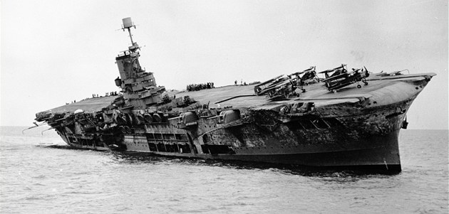 Britská letadlová loď nejdříve honila Bismarcka, pak ji potopila ponorka