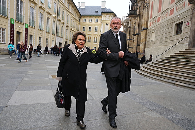 Česko se loučí s kardinálem Dukou. Na Hrad dorazili politici, kněží i Bohdalová