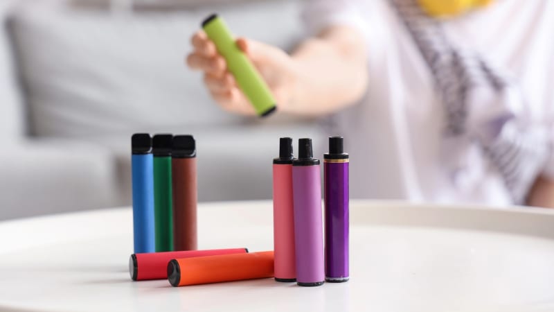 Konec sladkých elektronických cigaret. Od prosince se zpřísní jejich prodej