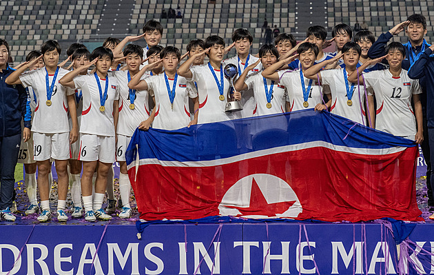 Kim Čong-un se dme pýchou. Vycepované fotbalistky do KLDR vezou další zlato z MS