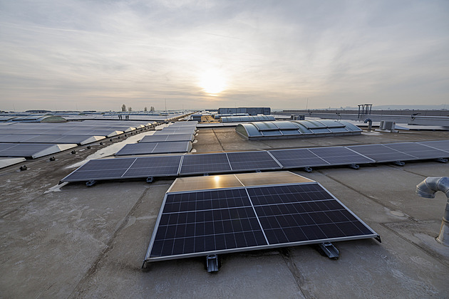 Jako třináct fotbalových hřišť. V Brně a okolí se rozjíždí nové solární elektrárny