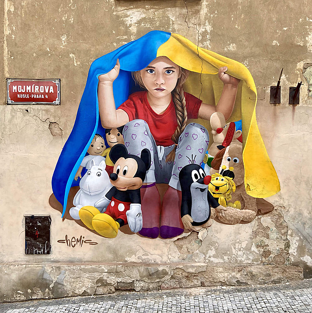 Sprejeři poškodili novou fasádu domu, která překryla malbu ukrajinské holčičky