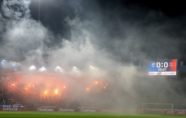 Rekordní pokuta. Slavia za chování fanoušků v Plzni zaplatí 600 000 korun