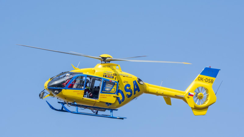 Tři mrtví na Svitavsku: Po srážce dvou aut zasahoval vrtulník, silnice byla uzavřena