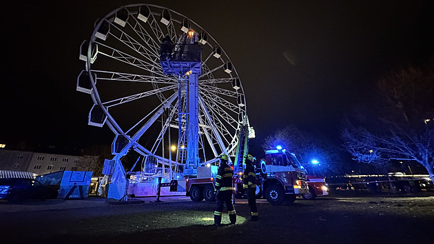 V Olomouci se porouchalo ruské kolo, hasiči evakuují lidi z výšky