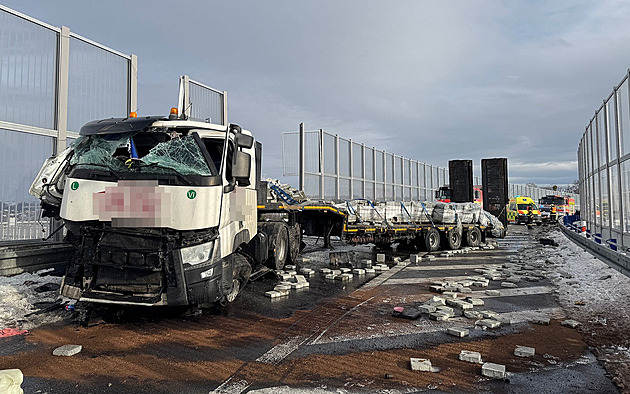 Kamion narazil do protihlukové zdi, skla padala na auta jedoucí po dálnici