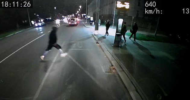 Cestující se zranila kvůli chodci, který vběhl před autobus. Hledá ho policie