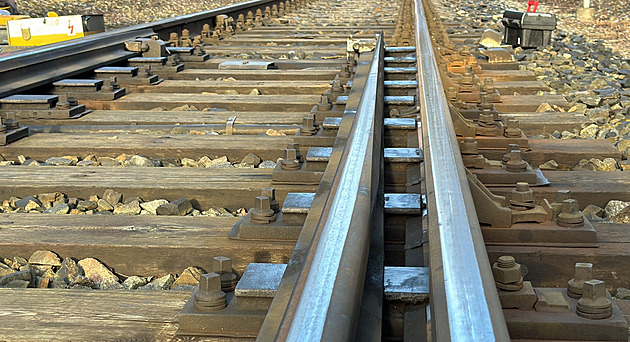 V Roudnici vlak opět strhl trakční vedení. Komplikace na trati potrvají do večera