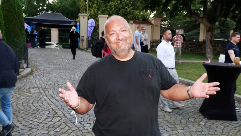 Nafotím ti zlatou svatbu, vzkázal Hezuckému fotograf. Ukázal snímky z moderátorovy veselky