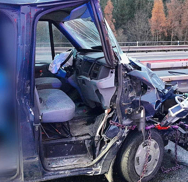 Nehoda kamionu a dodávky v kopci u Rokycan zablokovala D5, dva zraněné vyprostili