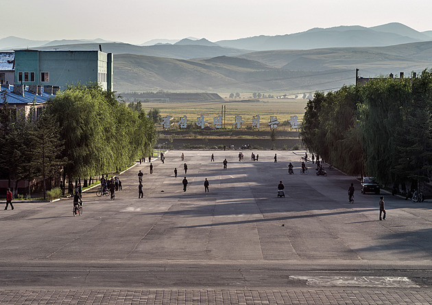 Bohatí Severokorejci se chlubí kožichy a kosmetikou Chanel, chudí mrznou