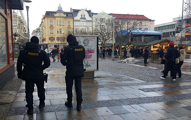 Policie během adventu posílí dohled. Některé hlídky budou nosit dlouhé zbraně