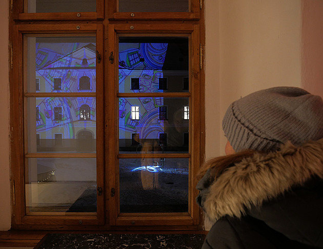 Místo zářících jelenů svět fantazie. Světel se dotkněte, vybízí žďárský zámek