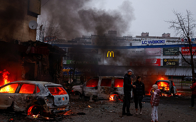 Útok ruských střel a dronů na Kyjev zabil člověka a jedenáct lidí zranil