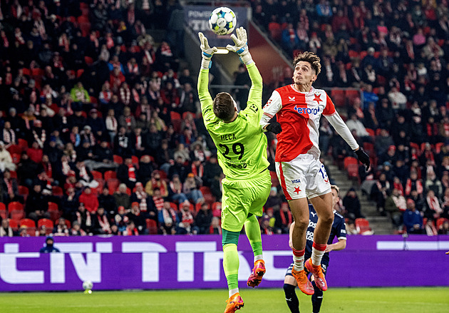 Slavia - Slovácko 3:0, výhru řídil dvěma góly Chytil. Pomohla i sporná penalta