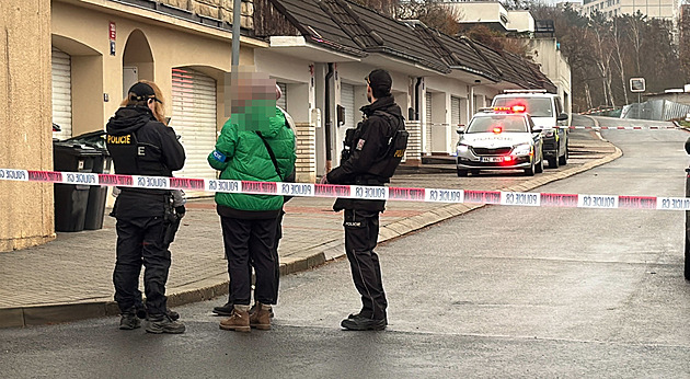 Hádka tří mužů v Modřanech přerostla v útok nožem. Po podezřelém policie pátrá