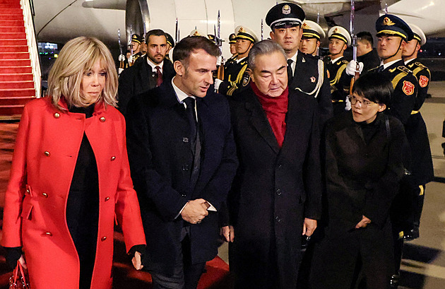 Macron je v Číně. Chce jednat o obchodu, ale také o tlaku na Rusko