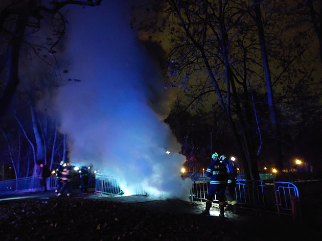 Hasiči likvidovali požáru v podzemním horkovodu, uvnitř našli mrtvého člověka