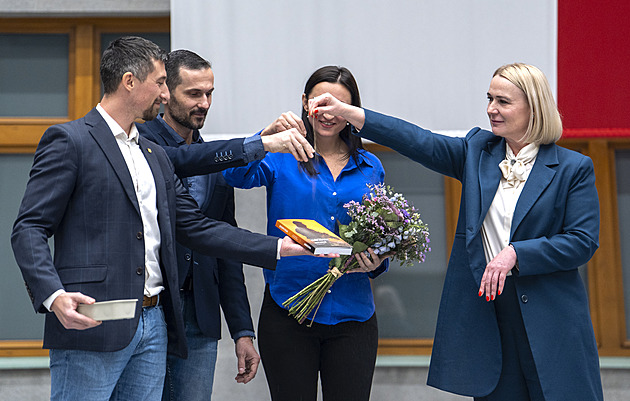 Elitní výsadkář křtil knihu afghánským pískem. Darem překvapila Černochová