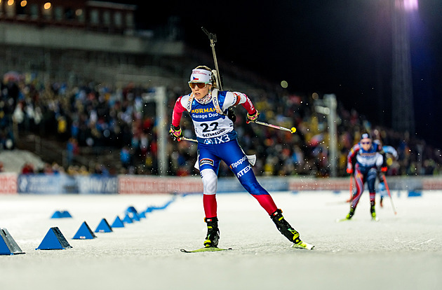 Biatlon ONLINE: Voborníková trefila všechny terče, Davidová musí na dvě kola