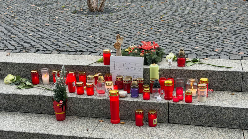 Paťáčku, děkujeme. Před sídlem Evropy 2 v Praze vzniklo pietní místo k uctění Hezuckého památky