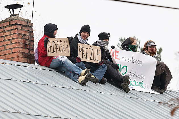 V kolonii Bedřiška zasahuje policie. Dům, který bránili aktivisté, jde k zemi
