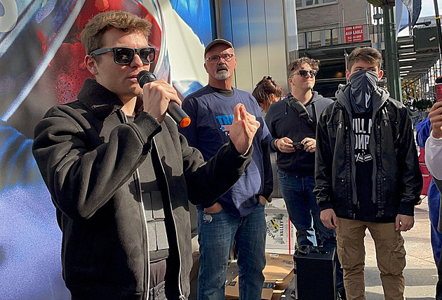 Hitler byl hustej, tvrdí aktivista, který by vzal ženám volební právo a nikdy neměl sex