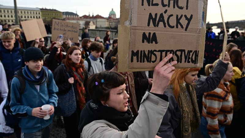 Zařaďte zpátečku. Proti Motoristům na životním prostředí demonstrovali studenti po celé ČR