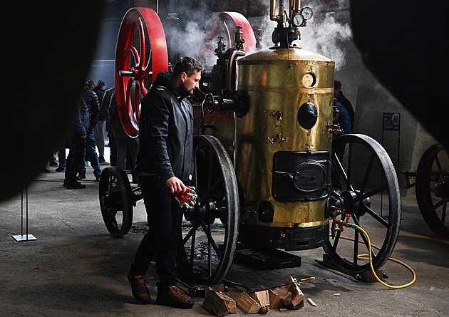 Když ji našli ve stodole, byl to šrot. Teď ze stoleté lokomobily udělali studenti skvost