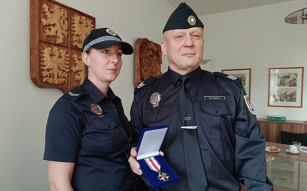 Defibrilátor selhal. Muži se zástavou srdce zachránila život dvojice strážníků