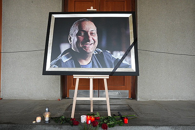 Na rozloučení s Hezuckým dorazili Mareš, Kohák či Jandová. Řeč pronese Bouček