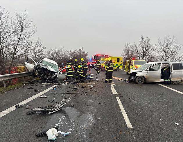 Mezi Prahou a Táborem se čelně srazila dvě auta. Dva lidé se vážně zranili