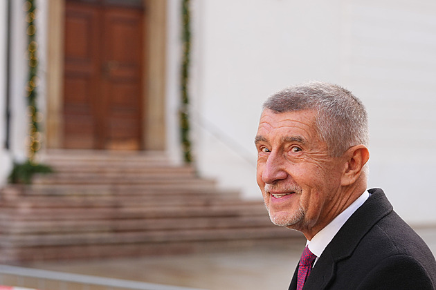 Babišova vláda bude poprvé jednat, ministři jeli na Úřad vlády autobusem