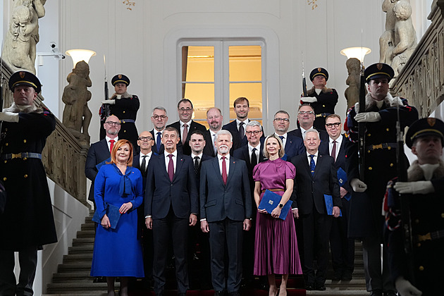 OBRAZEM: Z Hradu autobusem či visící aktivisté, to byl první den Babišovy vlády