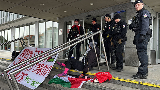 Propalestinčtí aktivisté se před budovou ČT připoutali k zábradlí, zasahovala policie