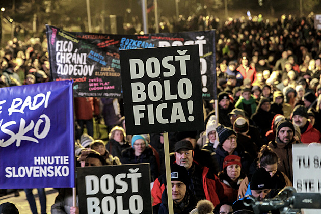 „Vypískejme mafii společně.“ Tisíce Slováků opět demonstrovaly proti Ficovi