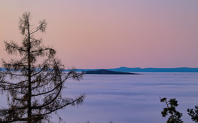 Příroda kouzlí. Z nenápadné hory v Brdech uvidíte Česko zalité bílým mořem
