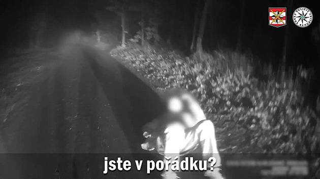 Vysílený senior ležel na podmáčené cestě. Policisté ukázali video z jeho objevení