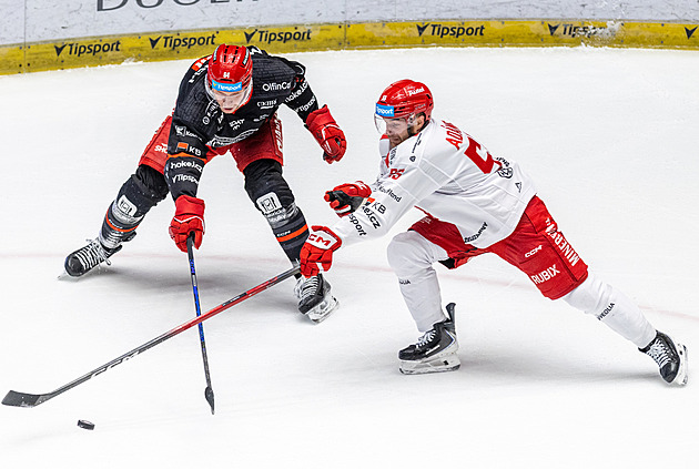 ONLINE: Pardubice hned získaly náskok dvou branek, Hradec vede v Třinci