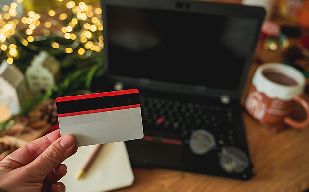 Podvodníci to mají před Vánocemi snazší. Na co si dát pozor a jak se jim bránit?