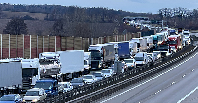 Hromadná nehoda na D1 na Vysočině. Srazilo se osm aut včetně autobusu