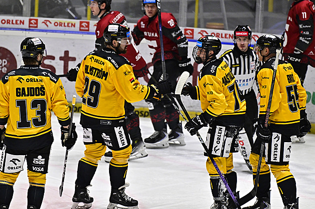 ONLINE: Litvínov potřetí vede nad Spartou. Třinec i Hradec ztrácí, Jágr zpět v sestavě