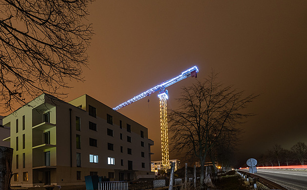 VIDEO: Jako z Hvězdných válek. Stavbaři vánočně nazdobili jeřáb, místní žasnou