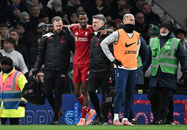 Zranění kotníku, fraktura lýtkové kosti. Isak je po operaci, oznámil Liverpool