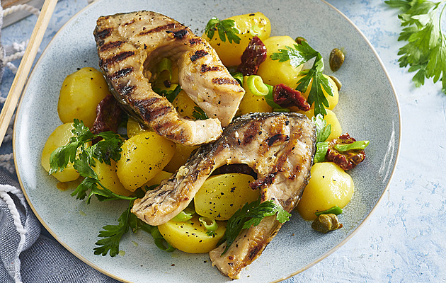 Vánoční kapr bez rizika. Jak filetovat, prořezat kosti a dokonale usmažit