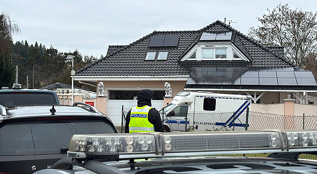 Razie den před Vánocemi. Policie zadržela Vémolu, doma zasahovala kvůli drogám