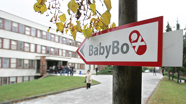 K babyboxu v Libni nedávno přidali ceduli, dnes do něj někdo odložil holčičku