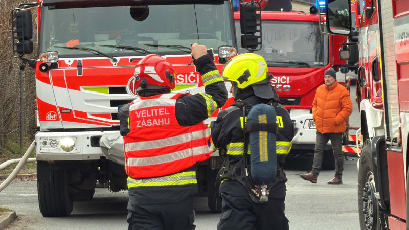 U Prahy hoří rodinný dům plný odpadu. Na místě zasahují hasiči i s plošinou